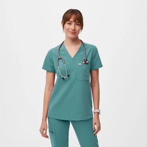 FIGS Women's Hydrogreen Casma - Three-Pocket Scrub Top